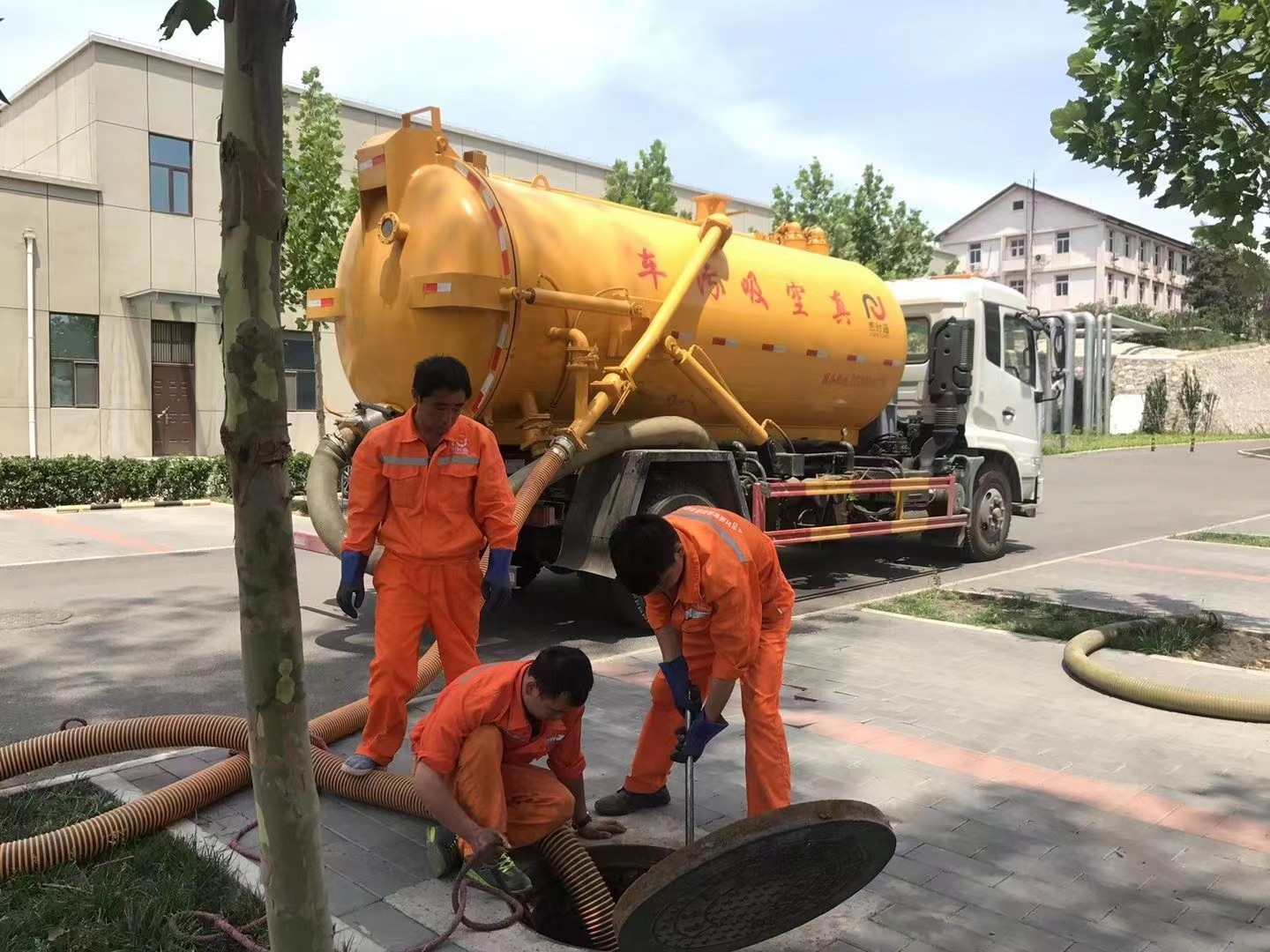 会泽管道疏通车停在窨井附近