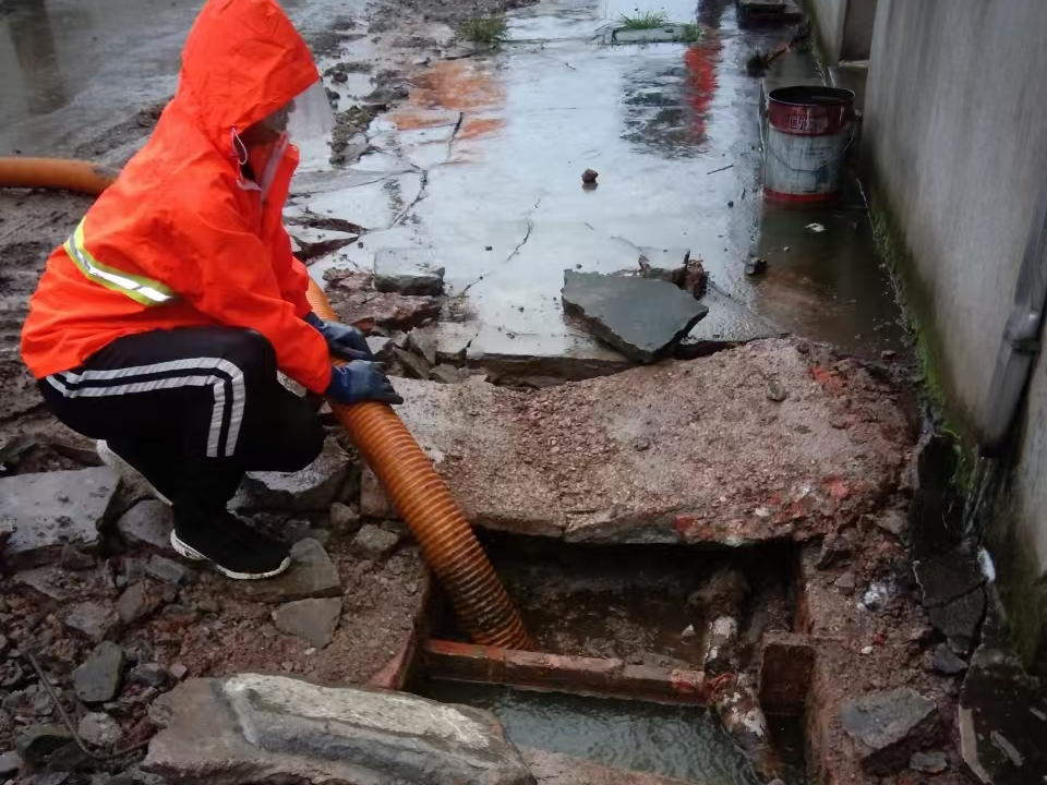 会泽专业清理污水池 炜誉市政以规范流程守护城市 “肠道”